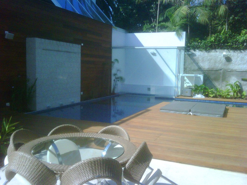 Kolam renang minimalis